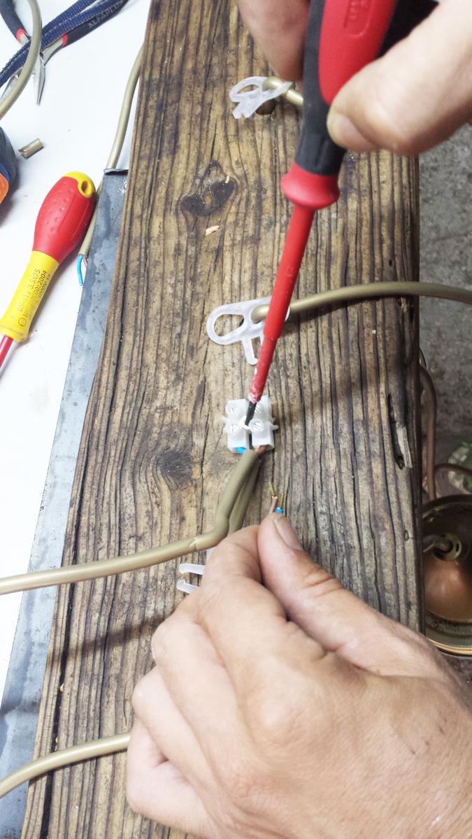 lámpara con frascos de cristal y madera recuperada - Conectar los cables