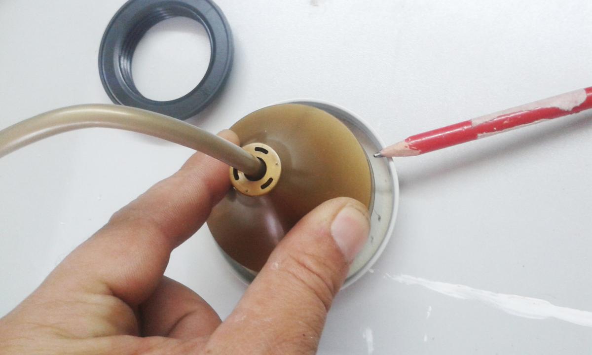 lámpara con frascos de cristal y madera recuperada - Marcar la medida de la rosca en la tapa