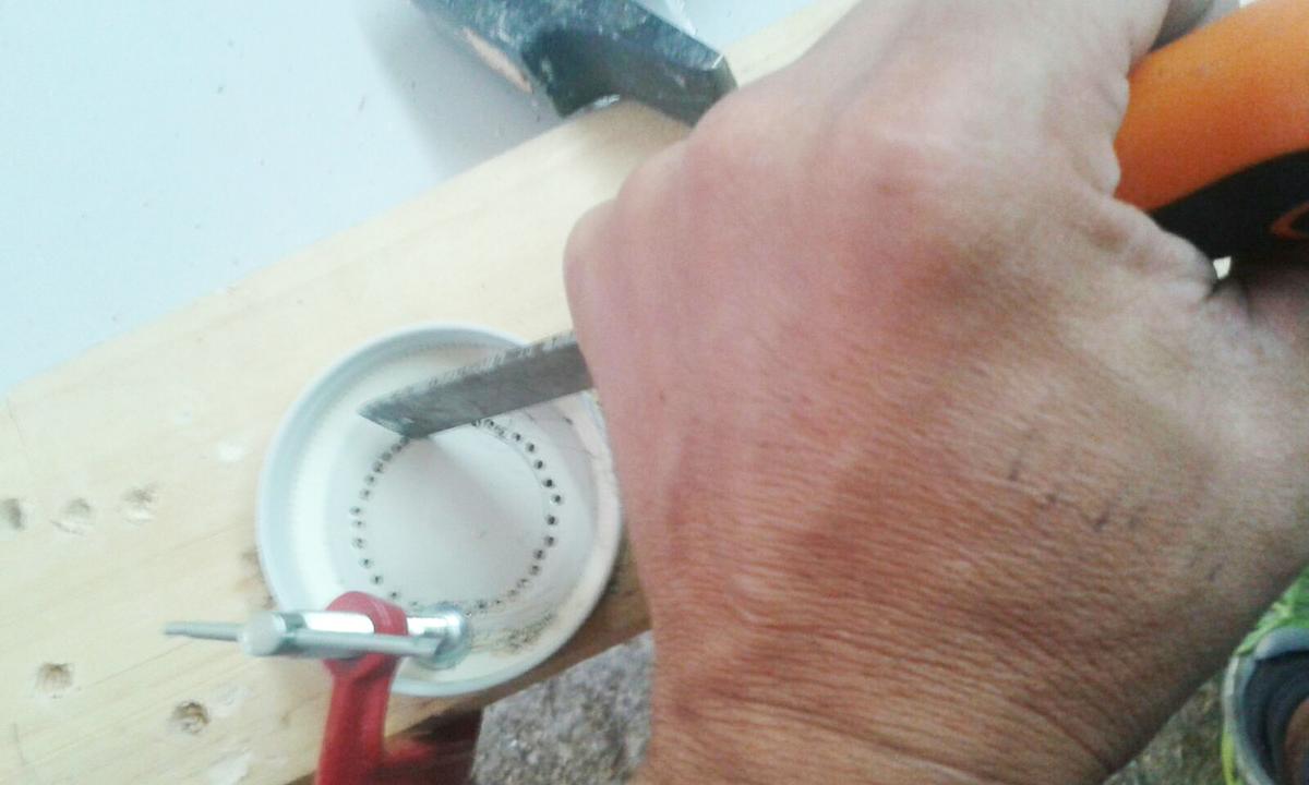 lámpara con frascos de cristal y madera recuperada - Formón para terminar el agujero
