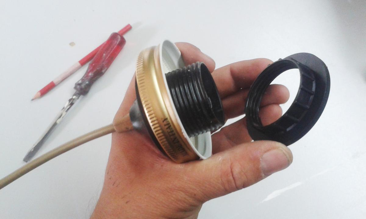 lámpara con frascos de cristal y madera recuperada - enroscamos la tapa