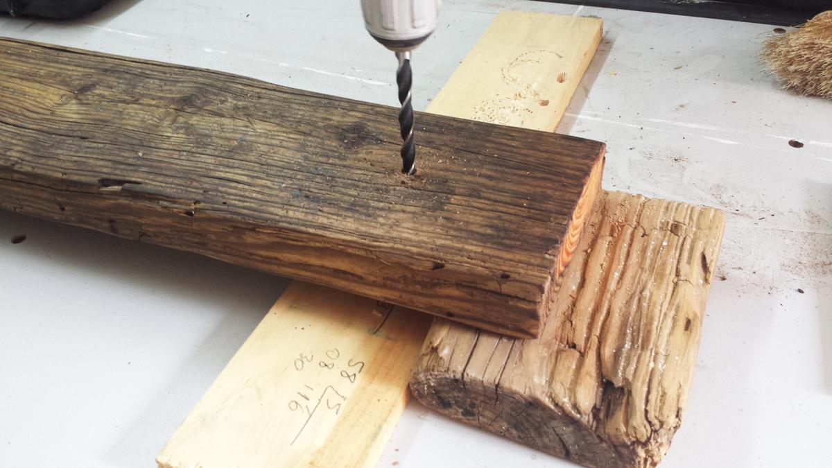 lámpara con frascos de cristal y madera recuperada - Taladrar para hacer los agujeros