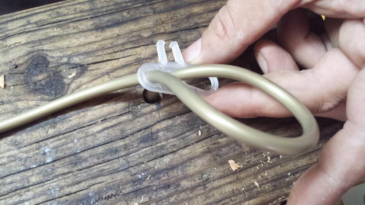 lámpara con frascos de cristal y madera recuperada - Colocar los cables a la altura ajustando