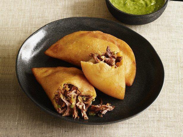 Resultado de imagen para imagenes de empanadas de harina maiz de carne mechada