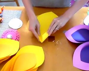 Cómo Hacer Flores de Papel para Una fiesta Estilo Hawaiano