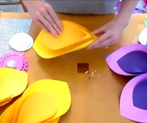 Cómo Hacer Flores de Papel para Una fiesta Estilo Hawaiano