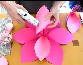 Cómo Hacer Flores de Papel para Una fiesta Estilo Hawaiano