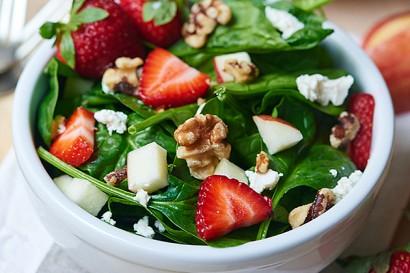 Espinacas fresas nueces.jpg