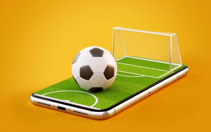 Balón de fútbol sobre móvil