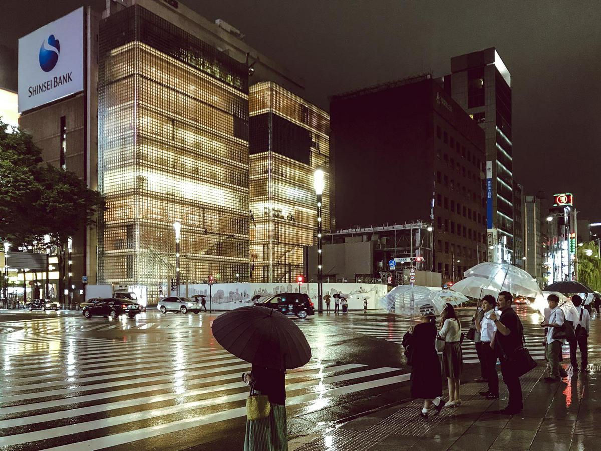 Edificio futurista en el barrio de Ginza de Tokyo (Japón)