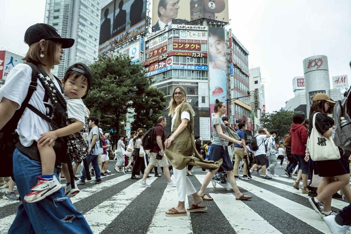 Marta Simonet en el paso de cebra de Shibuya (Japón)