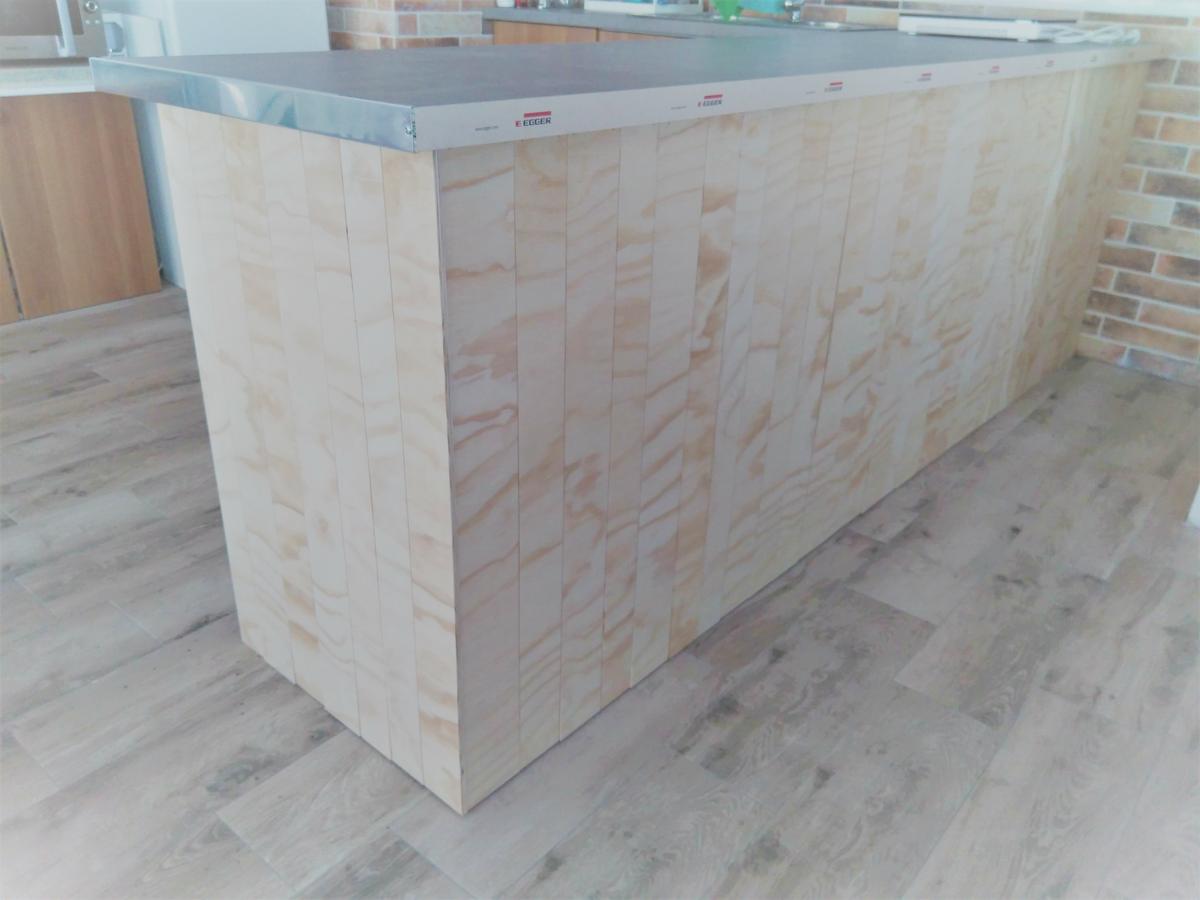 Revestimiento de trasera de armarios en cocina de isla