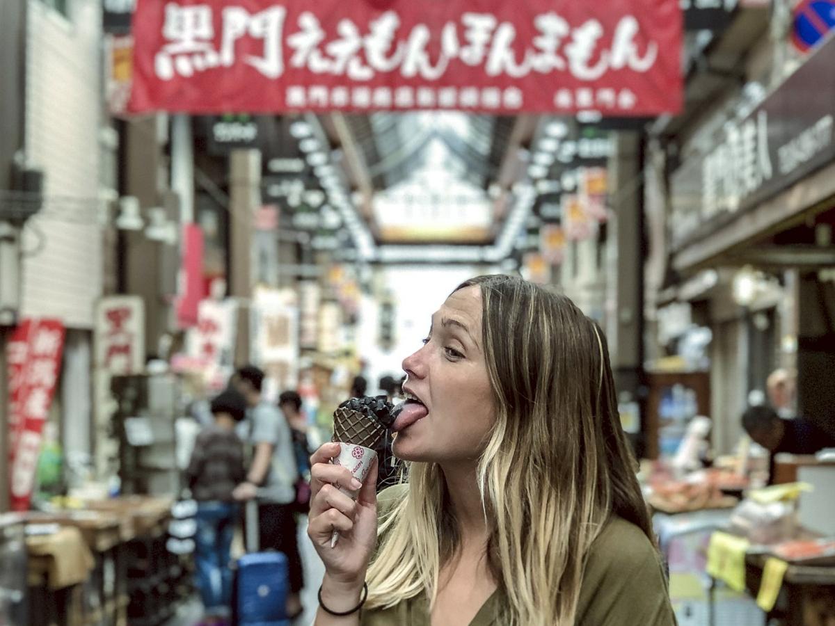 Marta Simonet en Kuromon Market, Osaka (Japón)
