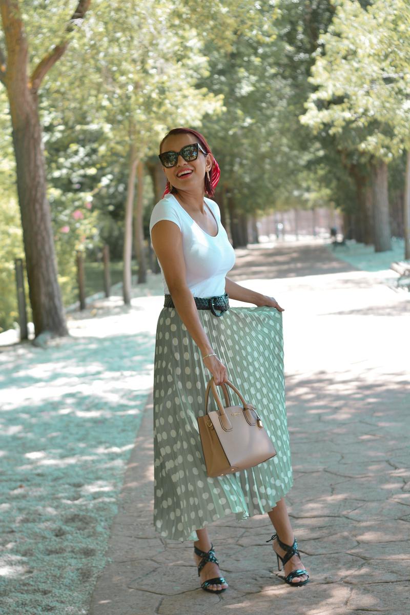 Look con falda de lunares