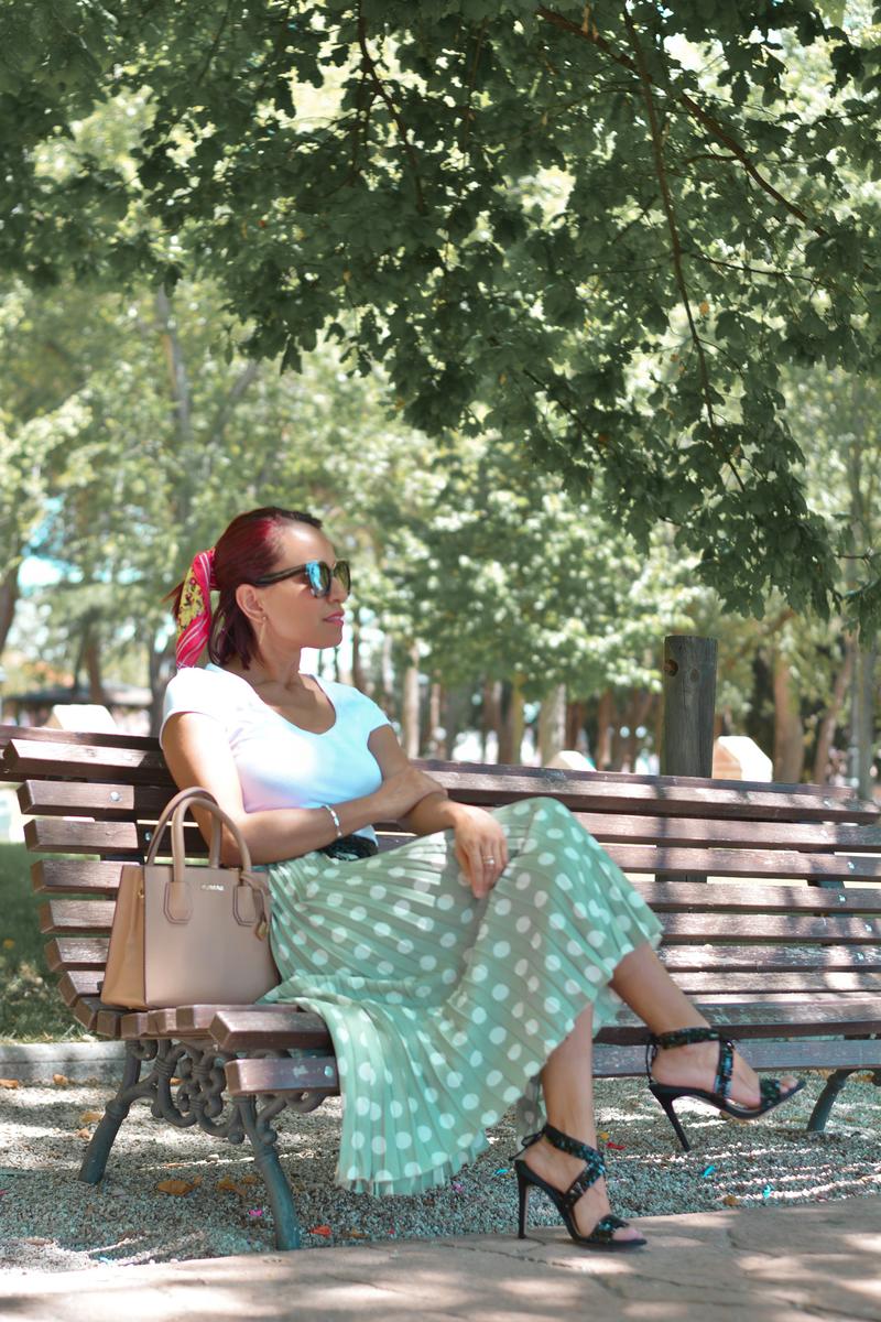 Outfit con falda de lunares