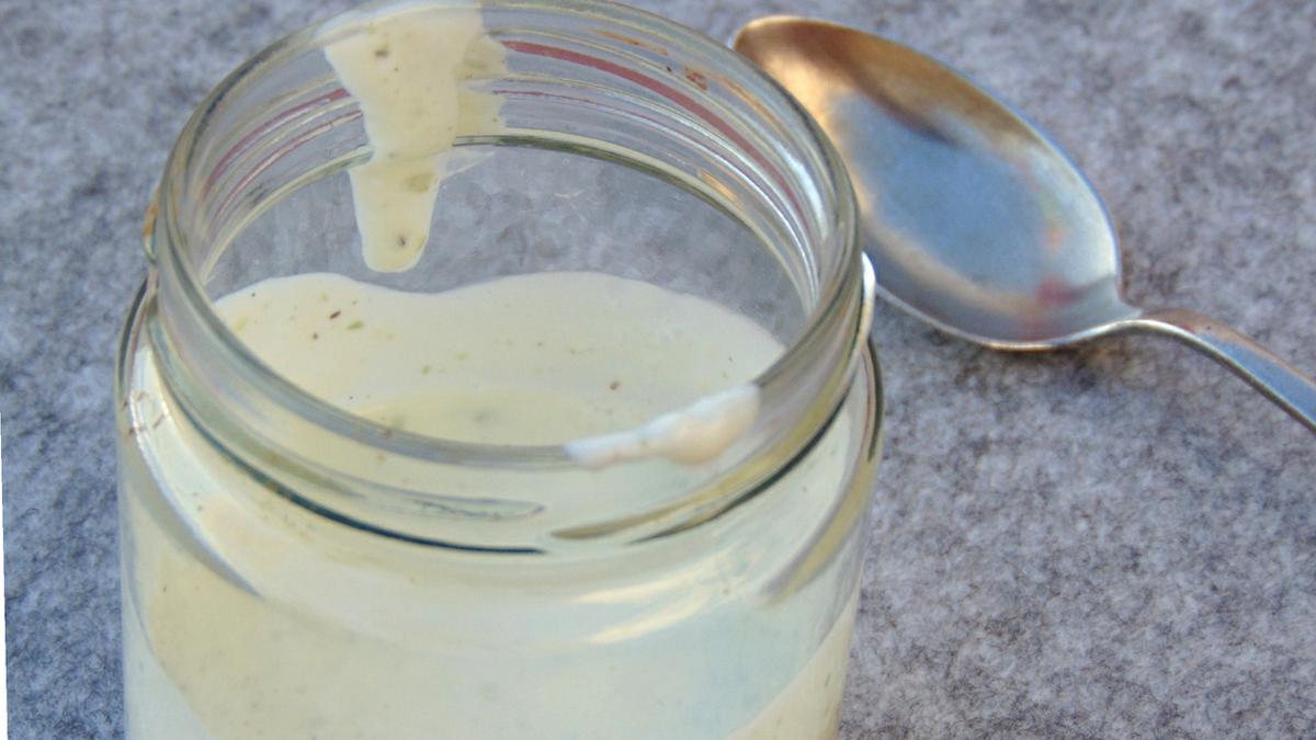 Salsa de yogur griego y albahaca facil