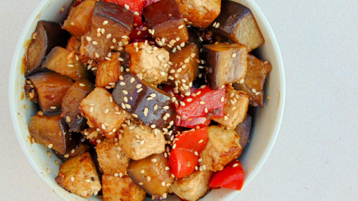 tofu salteado con berenjenas y pimiento rojo