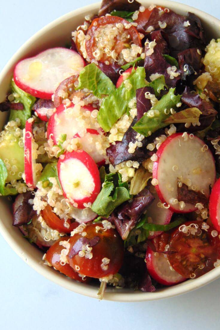 ensalada de quinoa con aguacate y rabanitos vegana