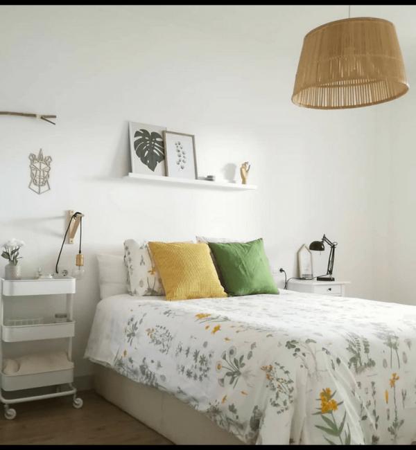 carro-de-cocina-raskog-de-ikea-en-dormitorio-de-matrimonio