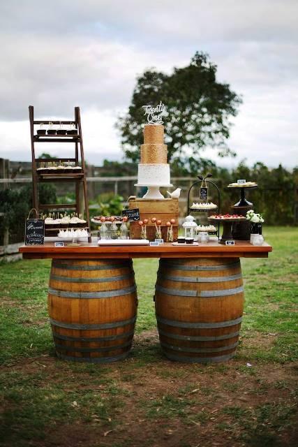 comida y bebida para una fiesta parrillada
