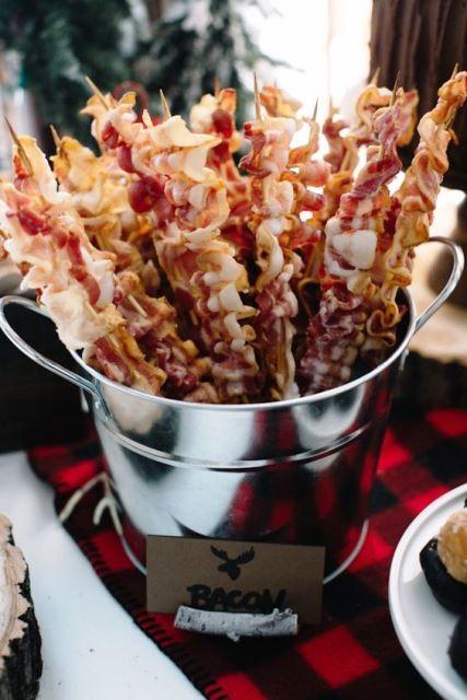 comida y bebida para una fiesta parrillada