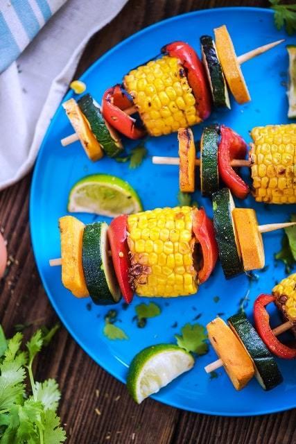 comida y bebida para una fiesta parrillada