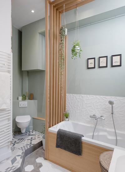 baño con divisiones de madera