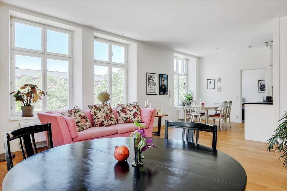 BEAUTIFUL PINK SOFA DECOR 01