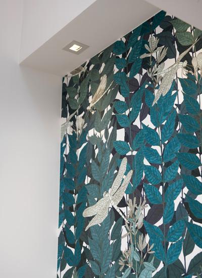 Colores_contrastados_y_madera_natural_para_una_reforma_decoración_interiores-02