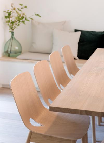 Colores_contrastados_y_madera_natural_para_una_reforma_decoración_interiores-12