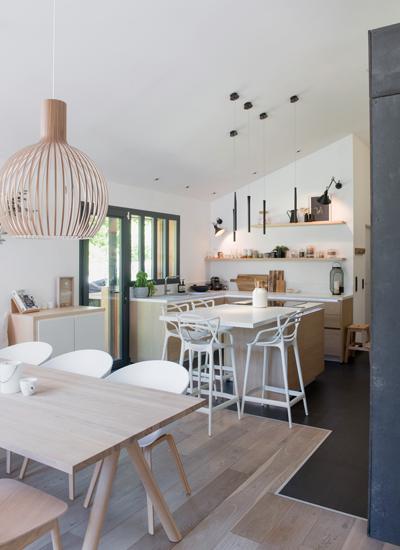 Colores_contrastados_y_madera_natural_para_una_reforma_decoración_interiores-13