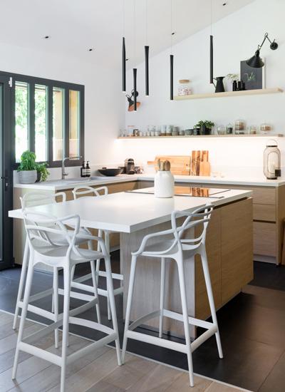 Colores_contrastados_y_madera_natural_para_una_reforma_decoración_interiores-14