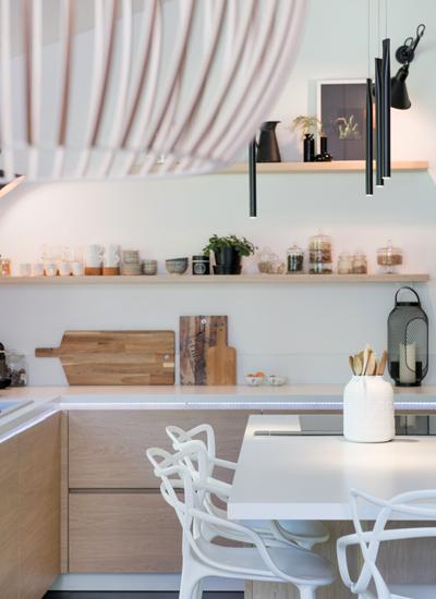 Colores_contrastados_y_madera_natural_para_una_reforma_decoración_interiores-15