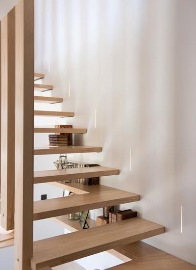 Colores_contrastados_y_madera_natural_para_una_reforma_decoración_interiores-16