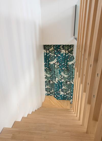 Colores_contrastados_y_madera_natural_para_una_reforma_decoración_interiores-17