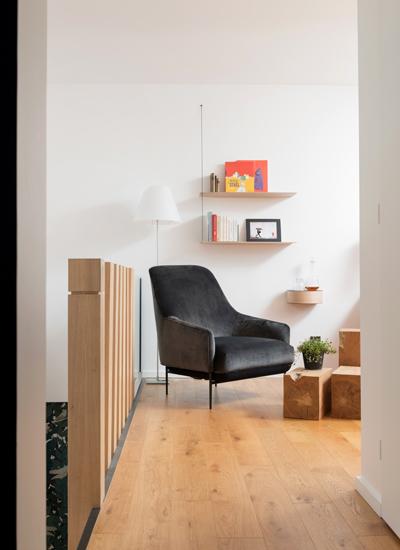 Colores_contrastados_y_madera_natural_para_una_reforma_decoración_interiores-18