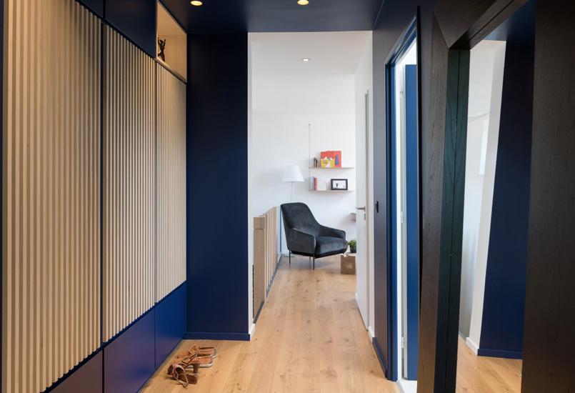 Colores_contrastados_y_madera_natural_para_una_reforma_decoración_interiores-19