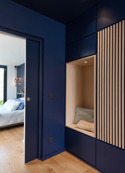 Colores_contrastados_y_madera_natural_para_una_reforma_decoración_interiores-20