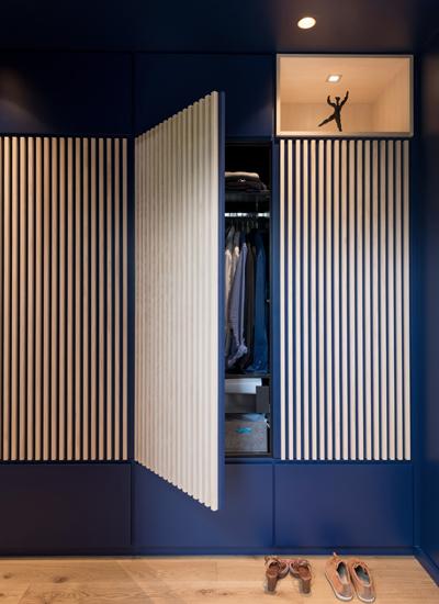 Colores_contrastados_y_madera_natural_para_una_reforma_decoración_interiores-21