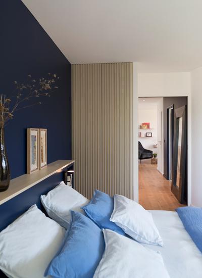 Colores_contrastados_y_madera_natural_para_una_reforma_decoración_interiores-22