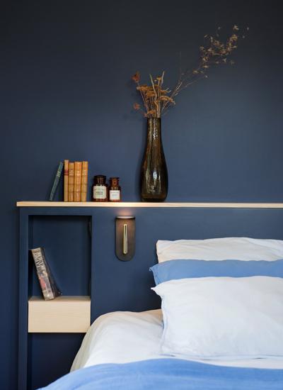 Colores_contrastados_y_madera_natural_para_una_reforma_decoración_interiores-23