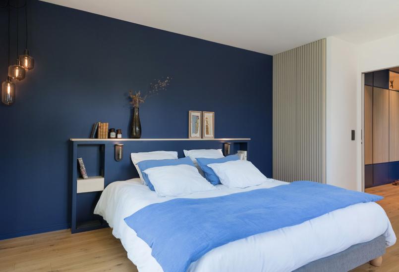 Colores_contrastados_y_madera_natural_para_una_reforma_decoración_interiores-24