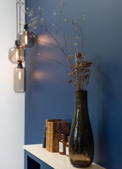 Colores_contrastados_y_madera_natural_para_una_reforma_decoración_interiores-25