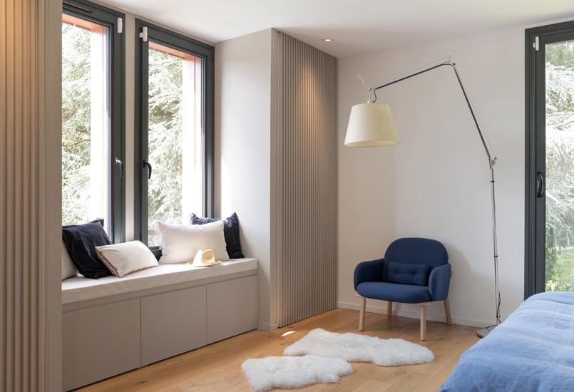 Colores_contrastados_y_madera_natural_para_una_reforma_decoración_interiores-26