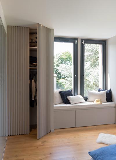 Colores_contrastados_y_madera_natural_para_una_reforma_decoración_interiores-27