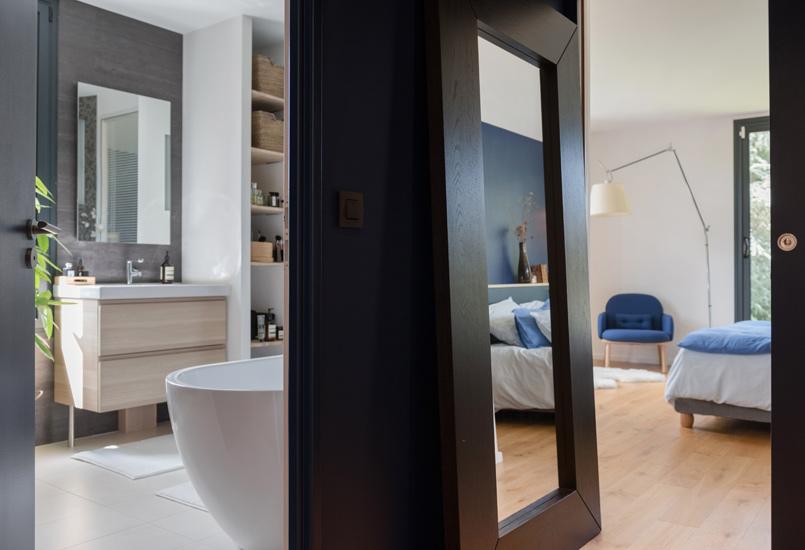 Colores_contrastados_y_madera_natural_para_una_reforma_decoración_interiores-28