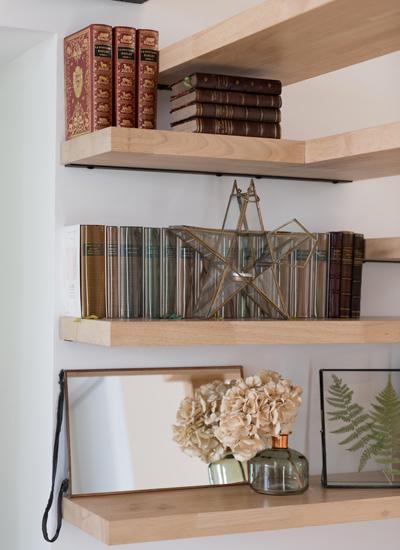 Colores_contrastados_y_madera_natural_para_una_reforma_decoración_interiores-4