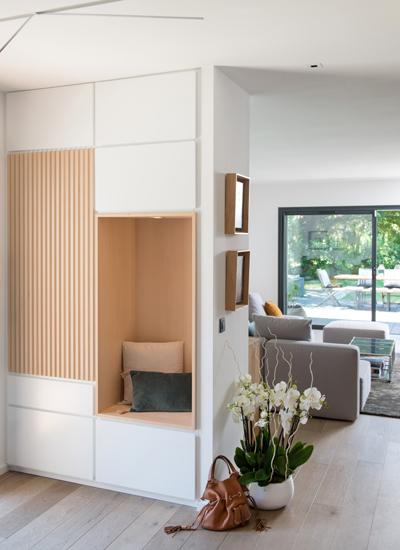 Colores_contrastados_y_madera_natural_para_una_reforma_decoración_interiores-5