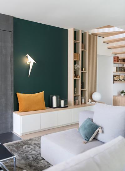 Colores_contrastados_y_madera_natural_para_una_reforma_decoración_interiores-8