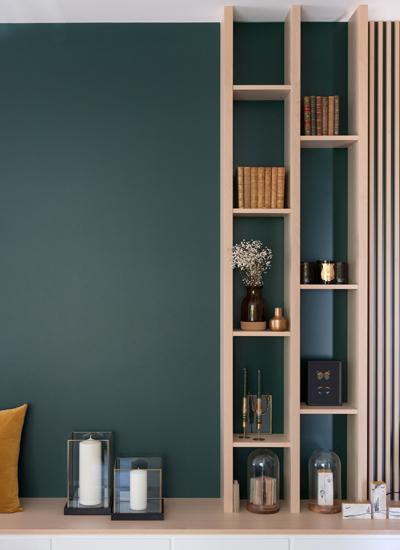 Colores_contrastados_y_madera_natural_para_una_reforma_decoración_interiores-9