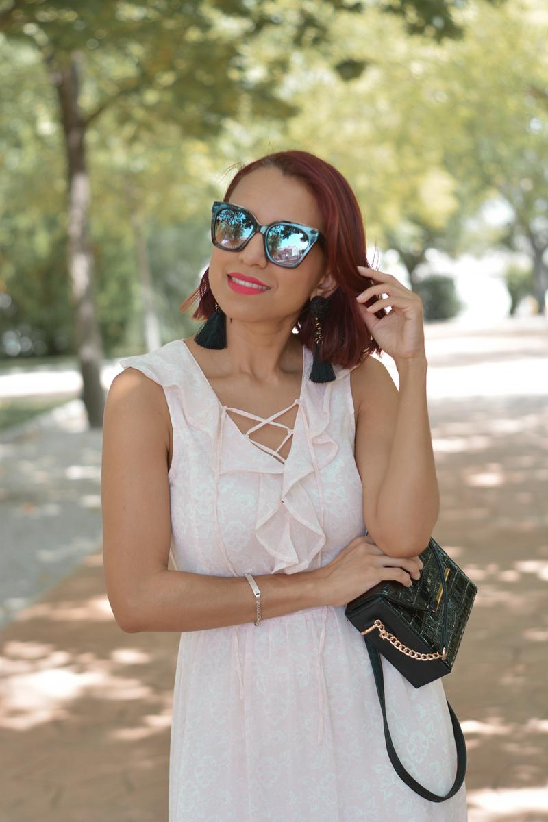 Outfit con vestido rosa palo